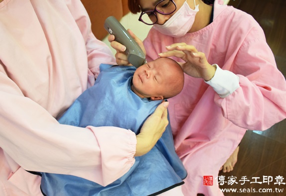 方弟弟(新北中和區到府嬰兒寶寶滿月剃頭理髮、免費到府嬰兒剃胎毛儀式吉祥話)。到府剃頭剃胎毛主持、專業拍照、DVD光碟、證書。★購買「臍帶章、肚臍章、胎毛筆刷印章」贈送：剃頭、收涎、抓周，三選一。2015.11.19 照片17